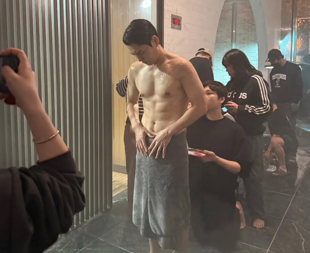 주상욱 김부장 첫 악역 존재감 입증…촬영장 비하인드까지 화제 | 이슈모어 주상욱 김부장 촬영 현장에서 상의를 탈의한 채 근육질 몸매를 드러낸 비하인드 모습