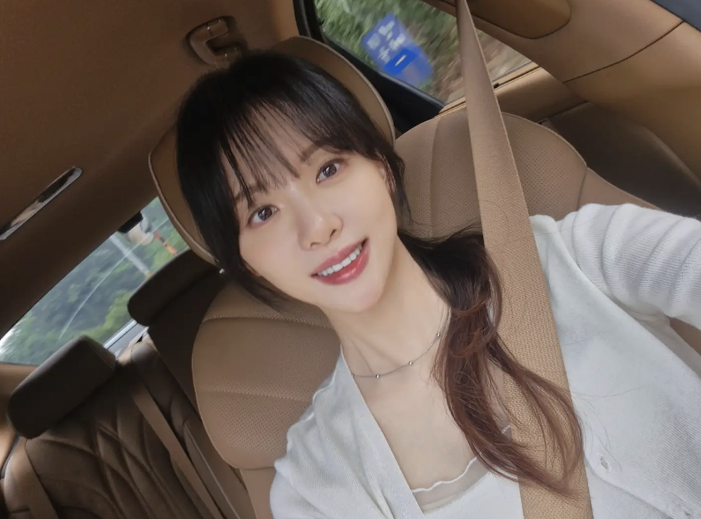차량 안에서 미소를 짓고 있는 김민아 김민아 근황을 보여주는 차량 안 셀카 모습