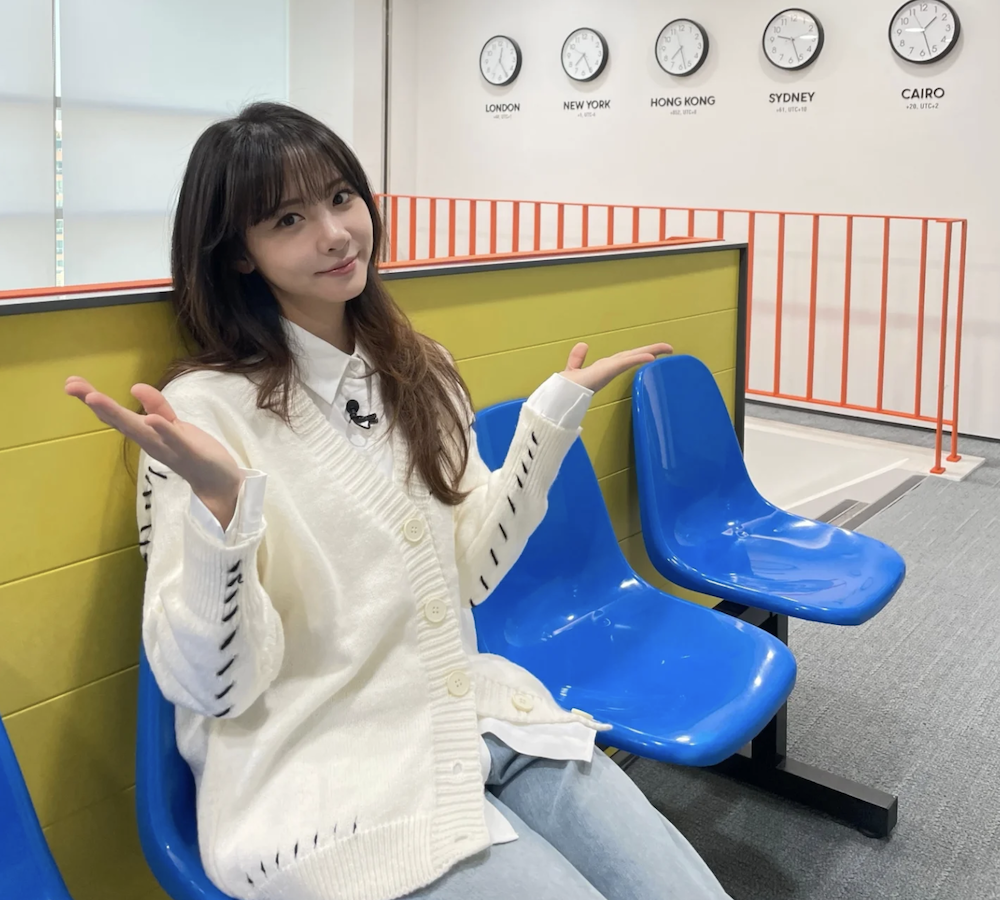 방송 스튜디오에서 촬영한 김민아 방송 스튜디오에서 포즈를 취하는 김민아