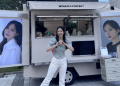 김나희 결혼 소식을 앞두고 예비신랑이 보낸 커피차 앞에 선 김나희