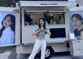 김나희 결혼 소식을 앞두고 예비신랑이 보낸 커피차 앞에 선 김나희