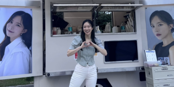 김나희 결혼 소식을 앞두고 예비신랑이 보낸 커피차 앞에 선 김나희