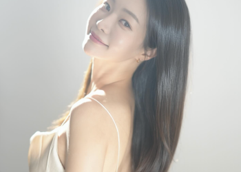 박지민 아나운서 환하게 미소 짓는 인스타그램 사진