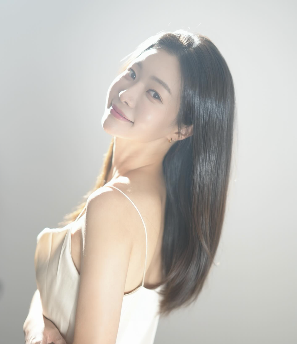 박지민 아나운서 자연스러운 미소 박지민 아나운서 환하게 미소 짓는 인스타그램 사진