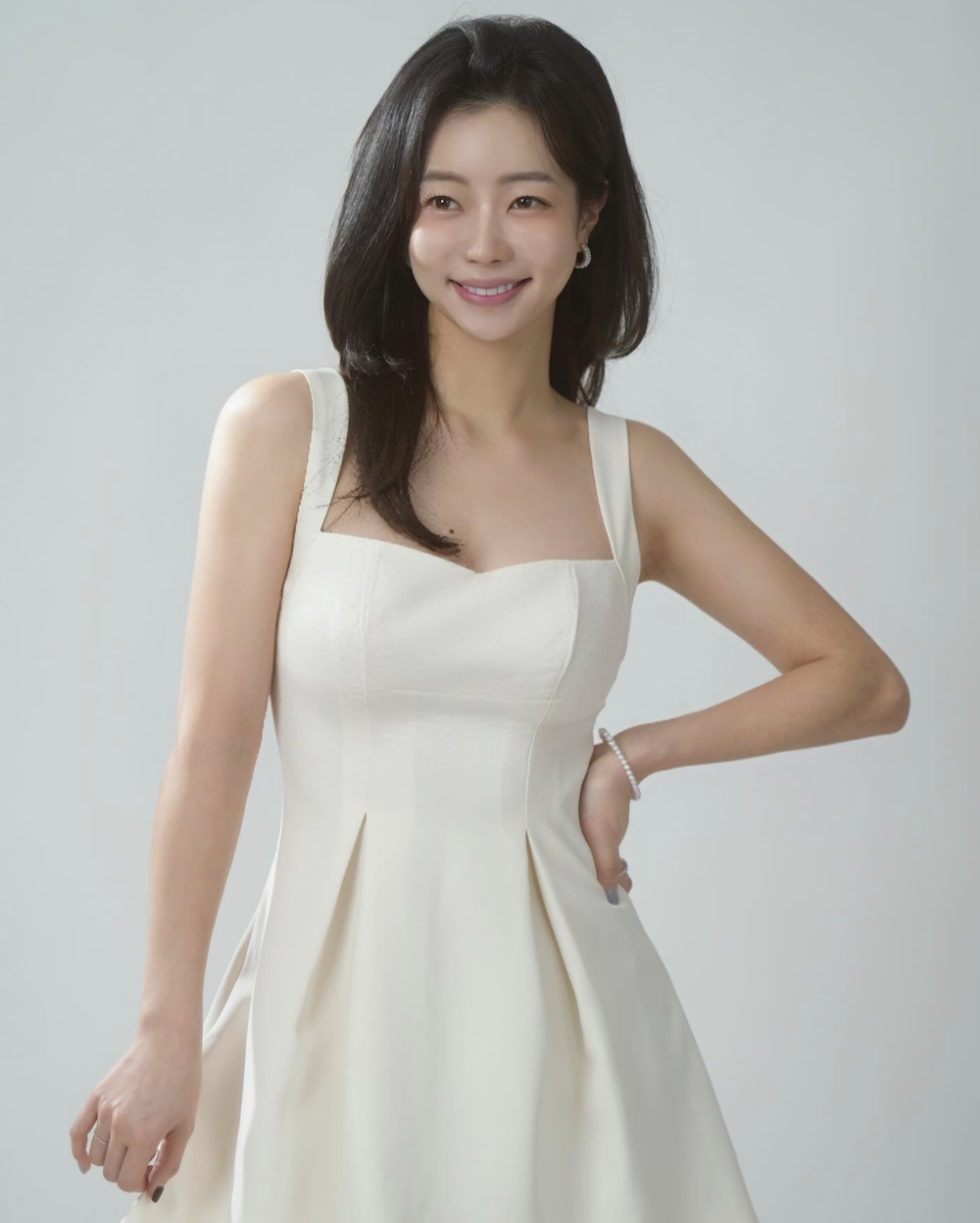 박지민 아나운서 화이트 드레스 화보 분위기 흰색 드레스를 입은 박지민 아나운서 전신 모습