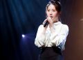 송하예 콘서트 전석 매진, WHITE SONG 3로 다시 입증한 라이브의 가치 | 이슈모어 송하예 콘서트 무대에서 노래하는 송하예