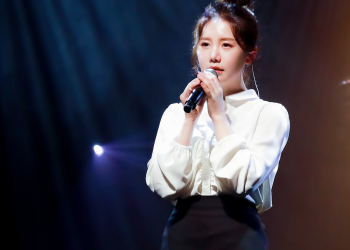 송하예 콘서트 무대에서 노래하는 송하예