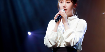 송하예 콘서트 전석 매진, WHITE SONG 3로 다시 입증한 라이브의 가치 | 이슈모어 송하예 콘서트 무대에서 노래하는 송하예