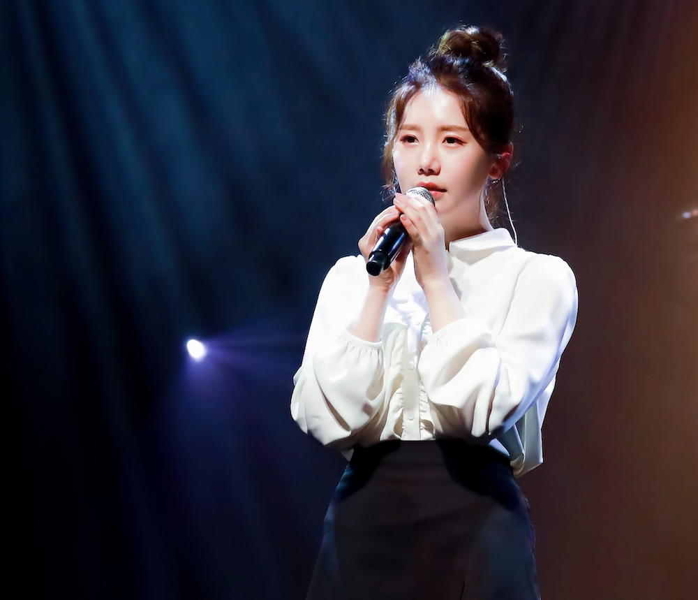 무대에서 노래하는 송하예 송하예 콘서트 무대에서 노래하는 송하예