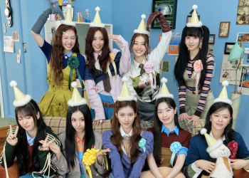 트와이스 재계약 앞둔 마지막 여정…81회 투어가 남긴 가장 큰 의미 | 이슈모어 트와이스 재계약 관심이 이어지는 가운데 아홉 멤버가 함께 촬영한 단체 사진