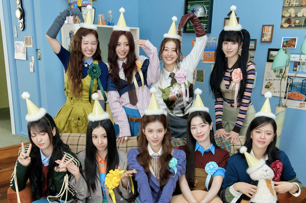 트와이스 완전체 단체 사진 트와이스 재계약 관심이 이어지는 가운데 아홉 멤버가 함께 촬영한 단체 사진