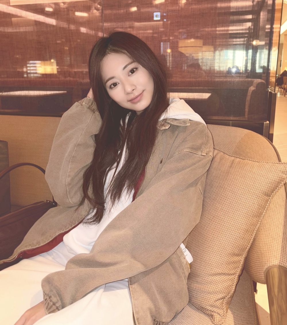 실내 라운지에 앉아 있는 쯔위 쯔위 JYP 재계약 논의가 알려진 가운데 공개된 쯔위 일상 사진
