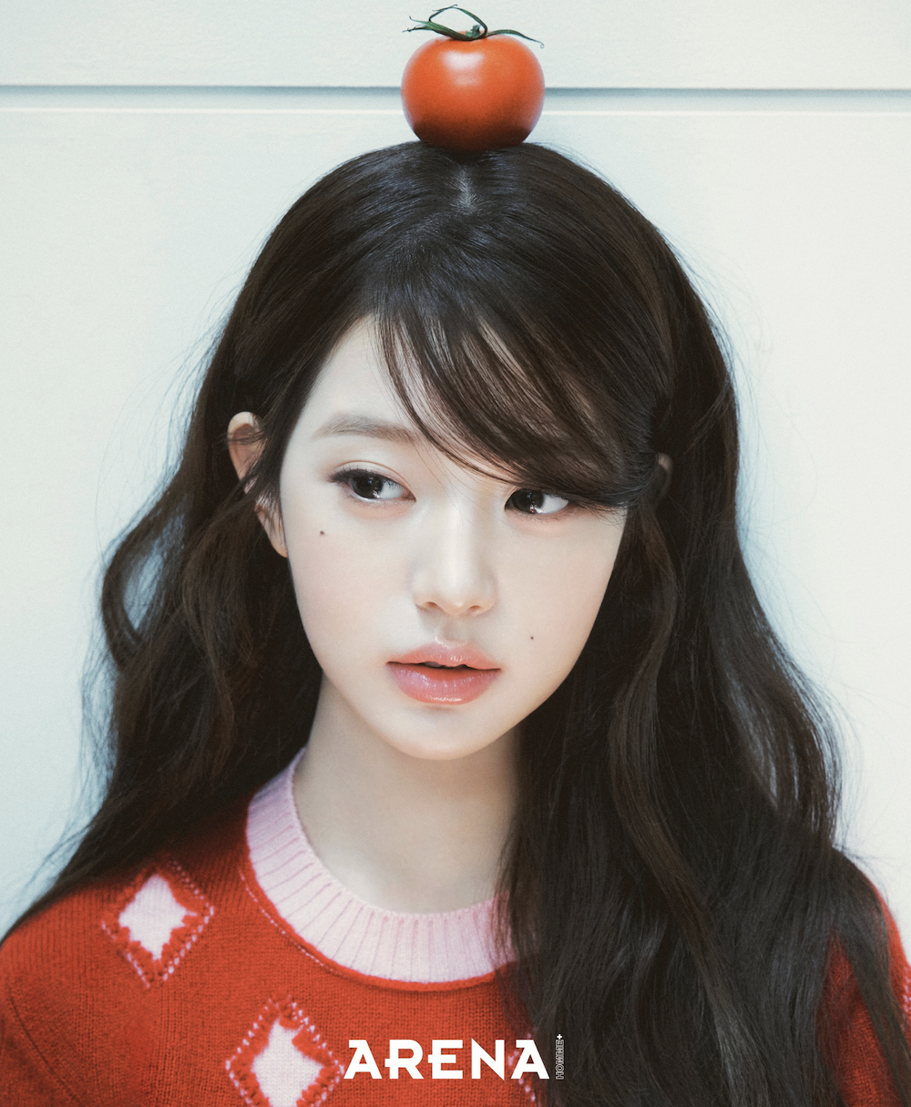 머리 위에 토마토를 올린 장원영의 아레나 화보