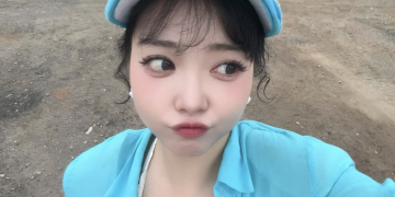요요미 어흥 뮤직비디오 촬영 중 파란색 의상을 입고 찍은 셀카