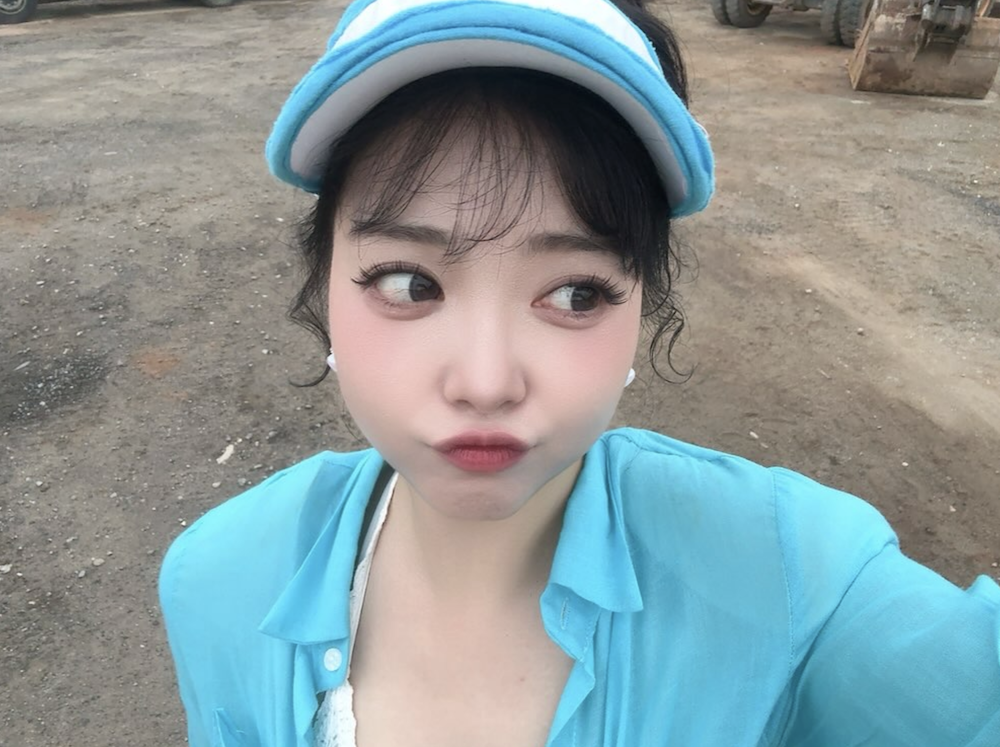 요요미 어흥 뮤직비디오 촬영 중 파란색 의상을 입고 찍은 셀카